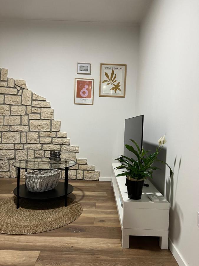 Cinderella Apartment With Free Parking Πούλα Εξωτερικό φωτογραφία